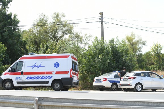 (FOTO) ZAŠTITNA OGRADA PROŠLA KROZ AUTOMOBIL! Stravična nesreća na putu Mladenovac - Topola: Strahuje se da ima POGINULIH