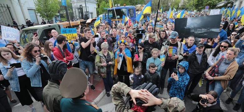 "Rossija, idi na ch...". Marsz antywojenny przeszedł przez Warszawę