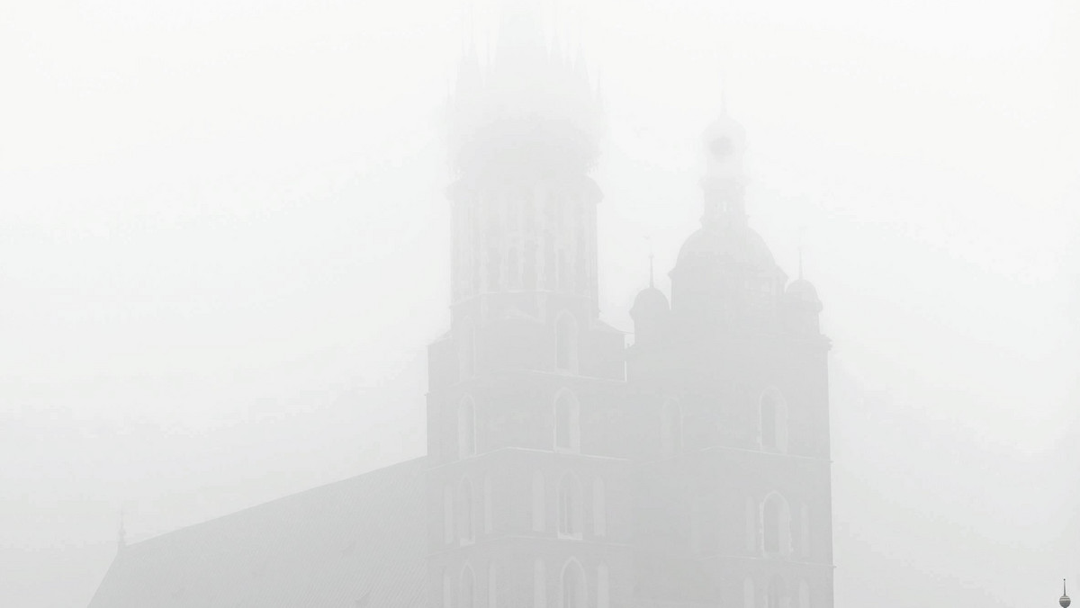 Zanieczyszczenie powietrza tzw. pyłem zawieszonym w Krakowie i Skawinie w poniedziałek przed południem czterokrotnie przekraczało dopuszczalne normy, wynosiło ok. 200 mikrogramów na metr sześcienny.