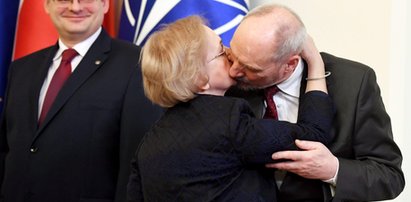 Macierewicz całuje żonę. Wzruszająca scena