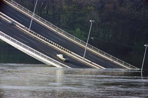 (FOTO) SRUŠEN MOST, A TAKSI KLIZI KA AMBISU Retka fotografija bombardovanja Srbije od koje se i dan danas naježiš