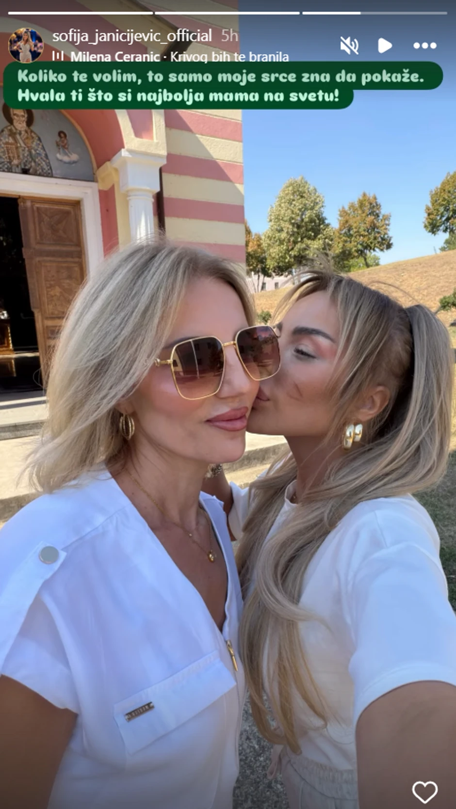 Sofija Janićijević objavila fotku sa majkom kod crkve: Dane je i nju finansirao
