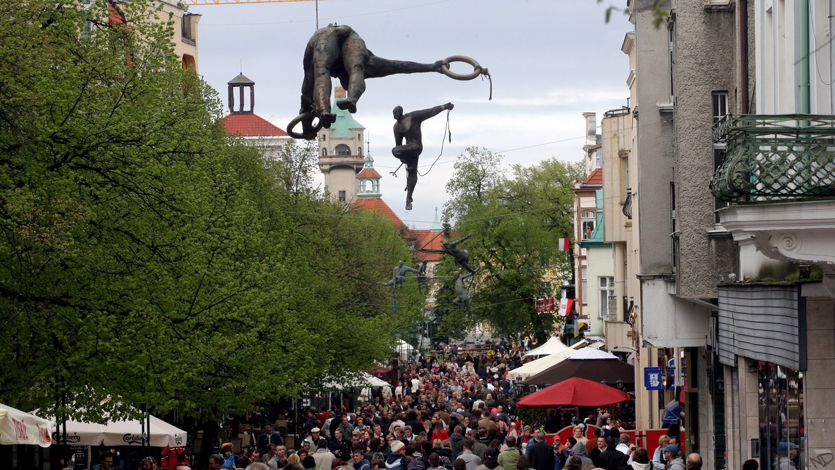 Pod koniec lutego w życie weszło nowe zarządzenie prezydenta Sopotu, które reguluje kwestię zasad funkcjonowania tzw. Galerii Ulicznej w centrum kurortu. Chodzi przede wszystkim o artystów, którzy w tym sezonie, by otrzymać pozwolenie m.in. na handel pracami plastycznymi czy rękodziełem, będą musieli otrzymać akceptację miejskiej komisji.