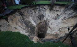 Kolejne zapadlisko w Trzebini. 'Część pojazdu utknęła w ziemi'