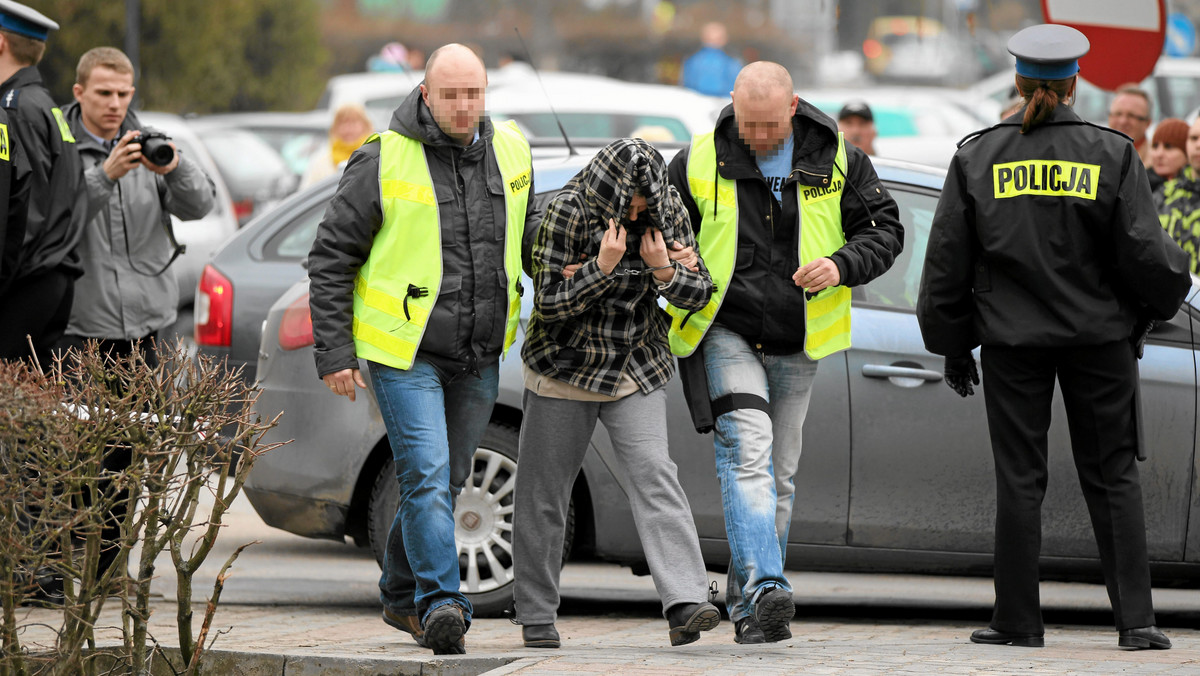 Badania genetyczne wykazały, że małżeństwo z Lubawy, w domu których znaleziono ciała trzech noworodków, są ich biologicznymi rodzicami - podał Jerzy Waryszak z prokuratury w Elblągu. Sąd rodzinny zdecyduje wkrótce o ich prawach rodzicielskich.