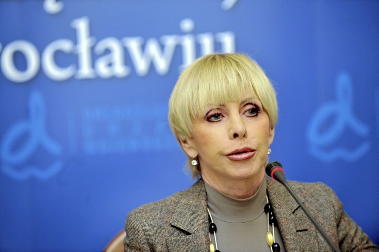 <b>9. Grażyna Kulczyk</b>
<br>
<br>
Przez długi czas Grażyna Kulczyk była 'tylko' żoną jednego z najbogatszych Polaków Jana Kulczyka. Jednak, jak mówią jej przyjaciele, ją także zawsze ciągnęło do biznesu.
<br>
Jeszcze w latach 80., kiedy prowadziła w Poznaniu salon Volkswagena (w którym otworzyła zresztą galerię), odkryła, że dobre pieniądze można zarobić nie tylko na samochodach, ale także na rowerach, które importowała z Tajwanu i sprzedawała na polskim rynku. Kulczyk osobiście jeździła negocjować warunki z tamtejszymi kontrahentami. Tak wspomina tamte rozmowy w wywiadzie dla 'Twojego Stylu': 'Leciałam 36 godzin. Na lotnisku, jak było umówione, czekał facet z gazetą. Ani słowa po angielsku. Okazało się, że jestem w tym biznesie jedyną kobietą. Po interesach wszyscy poszli do domu publicznego, ja siedziałam w salonie z burdelmamą, a ona mnie zabawiała rozmową'.
<br>
Okazało się, że takie podejście zjednało Kulczyk tajskich biznesmenów. Udało się jej sprowadzić dziesiątki tysięcy rowerów - i jak sam przyznaje - gdyby kontynuowała te kontrakty, byłaby dziś 'cesarzową Chin'.
<br>
Dzisiaj jej majątek magazyn 'Wprost' szacuje na 2,4 mld zł.