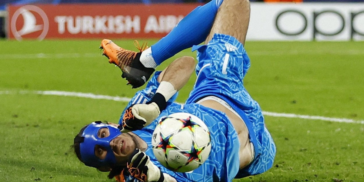 Zamaskowany bohater znowu w akcji! Kamil Grabara był bohaterem rewanżu z Manchesterem City (0:0). 