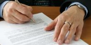 Notariusze ws. umów o wykup mieszkań za złotówkę: wystarczy jeden podpis