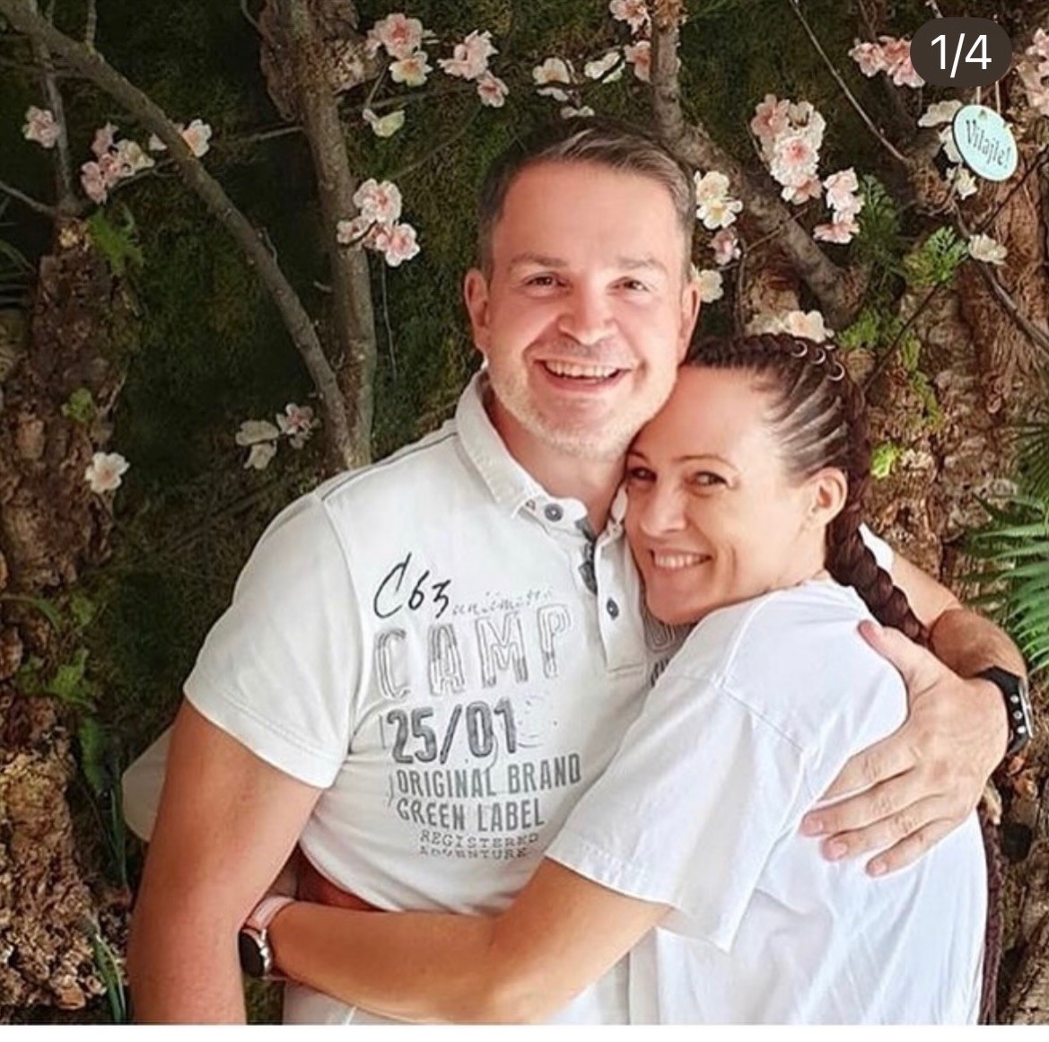 Moderátor STVR Gregor Mareš a influencerka Adriana Kneissl.