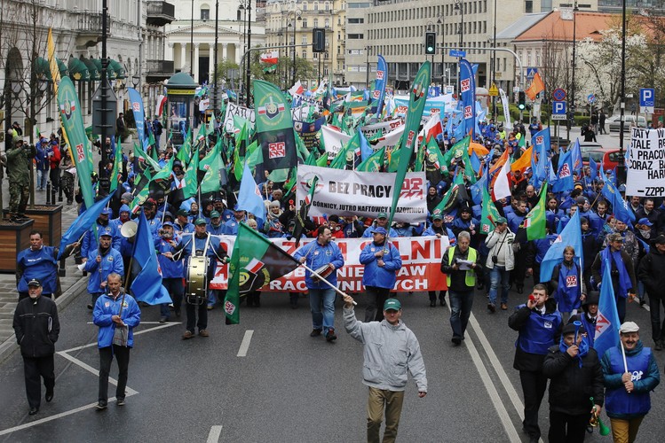 Wśród protestujących są też transportowcy. Związkowcy mają na sobie kamizelki odblaskowe, w rękach trzymają flagi, gwizdki, a także transparenty. <br><br>Mówią, że manifestację organizują w dniu wolnym od pracy, aby nie utrudniać życia mieszkańcom Warszawy.