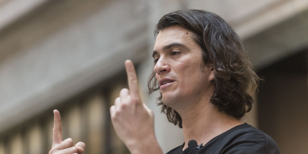 Adam Neumann zdecydował się odejść ze stanowiska CEO WeWorka i przyjąć rolę prezesa niewykonawczego. Zarządzać firmą mają teraz wspólnie dwaj wysocy rangą dyrektorzy WeWork, Sebastian Gunningham i Artie Minson.