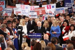 Wybory 2023. Jarosław Kaczyński w Krakowie przywitany przez protestujących