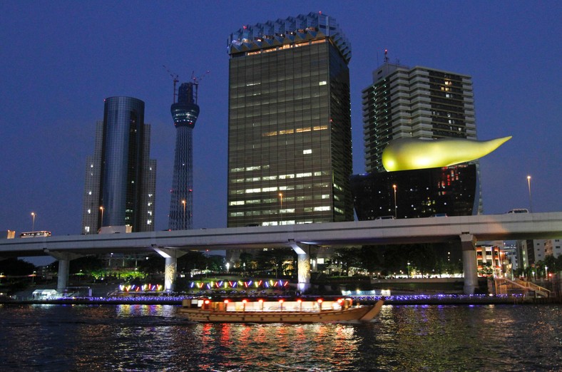 Nocna panorama Tokio. Budynek Tokyo Sky Tree drugi od lewej, fot. Kimimasa Mayama/Bloomberg