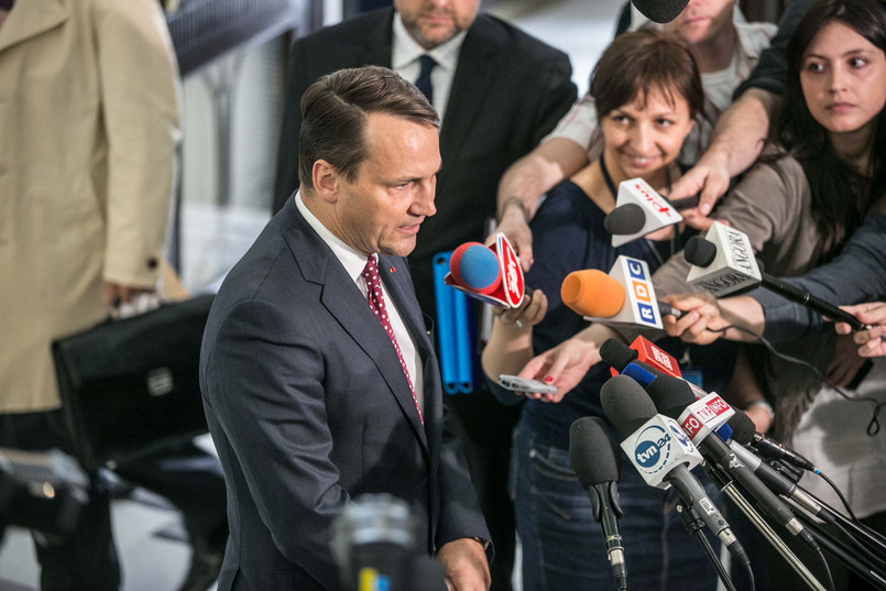 A więc to temat służbowy.... Minister Skorski po kilku dniach też przychylił się do tej opinii. Rozmowa była służbowa i miała być niepubliczna. Ujawnienie wynikiem przestępstwa. - napisał na Twitterze