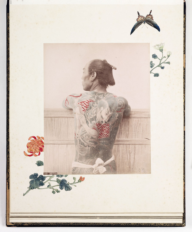Ręcznie kolorowana fotografia wytatuowanego mężczyzny o imieniu Betto, wykonana przez nieznanego fotografa w Japonii ok. 1895 r.