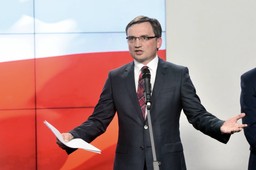 Polacy skazani na podsłuchy. Służby będą szpiegować obywateli