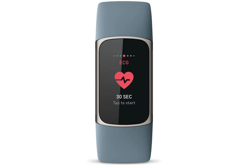 Innowacja: Fitbit Charge 5 zapisuje rytm serca za pomocą EKG. Dotychczas żadnemu innemu producentowi nie udało się zmieścić tej technologii w tak smukłym trackerze