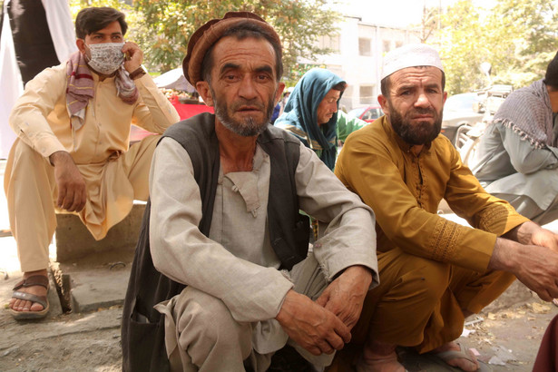 Afgańczycy przed zamkniętym bankiem w Kabulu