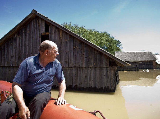 Zygmunt Giza płynie z pomocą do zatopionego gospodarstwa swojego brata we wsi Wilków