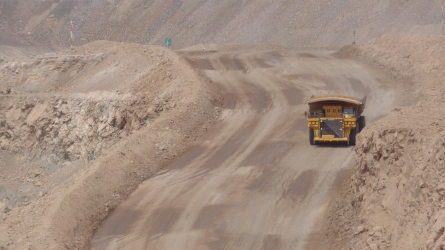 W pracach przy zdejmowaniu nadkładu uczestniczyło ponad 900 wyspecjalizowanych operatorów i członków ekipy technicznej.<br><br> fot. Bartłomiej Mayer