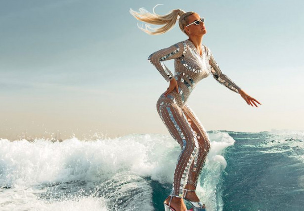 "Barbie z Dubaju" zarabia na swojej pasji. Surfowaniu na desce z dziwnych strojach i z nietypowymi gadżetami w ręku