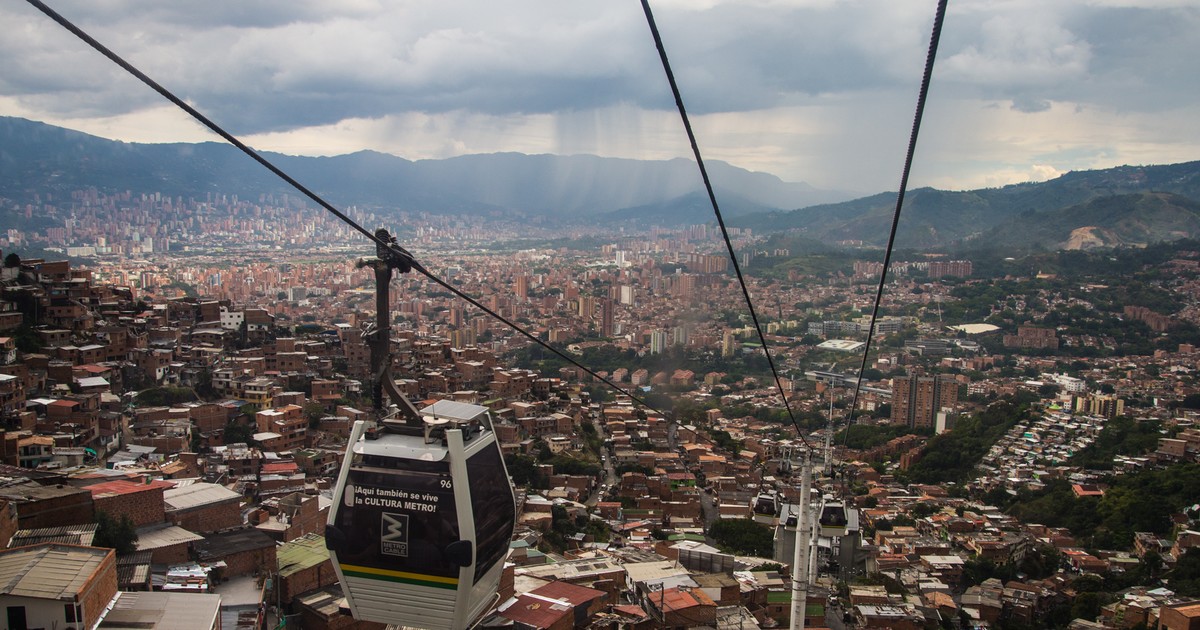 Here's what it's like to ride Medellín's famous cable car system, which ...