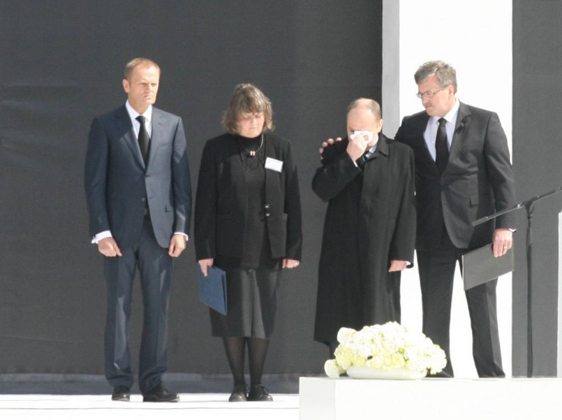 Uczystości żałobne w 2010 roku. Na zdjęciu: Donald Tusk, Izabela Sariusz-Skąpska, Maciej Łopiński i Bronisław Komorowski