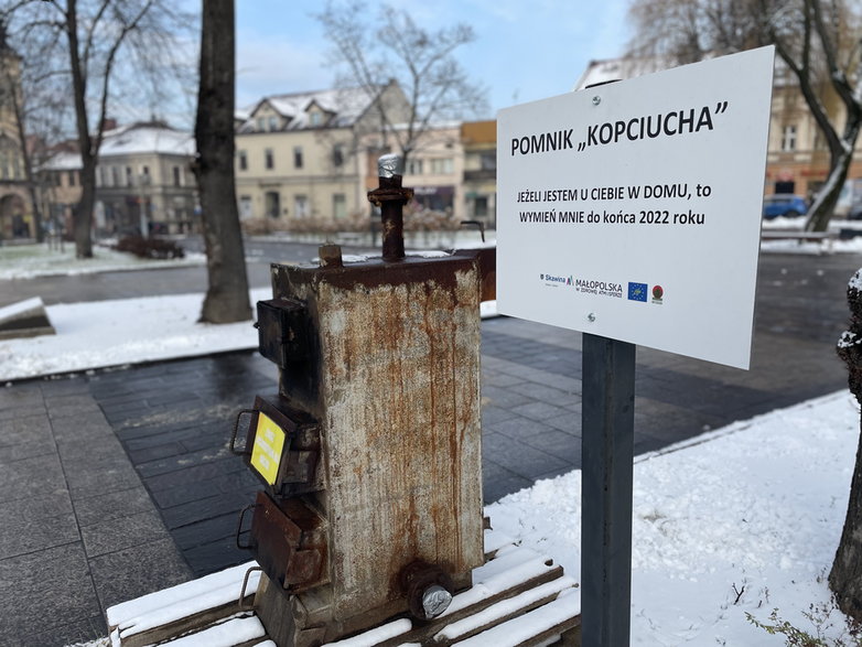 Pomnik kopciucha w Skawinie. Stare piece po wstawieniu odpowiedniej tabliczki są "jak nowe".