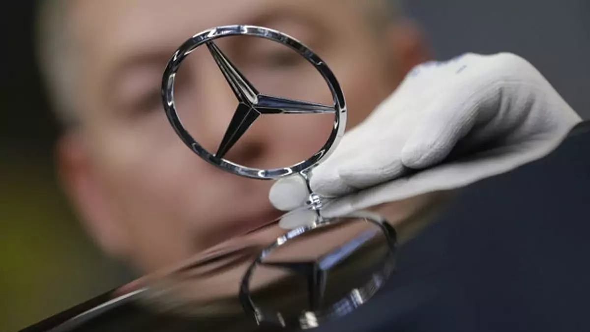 Mercedes zastępuje roboty żywymi pracownikami