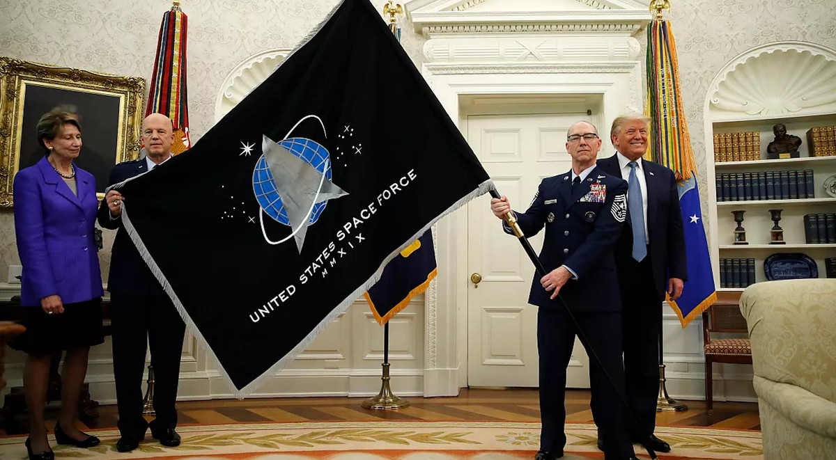 Flaga Space Force rozwinięta w Białym Domu