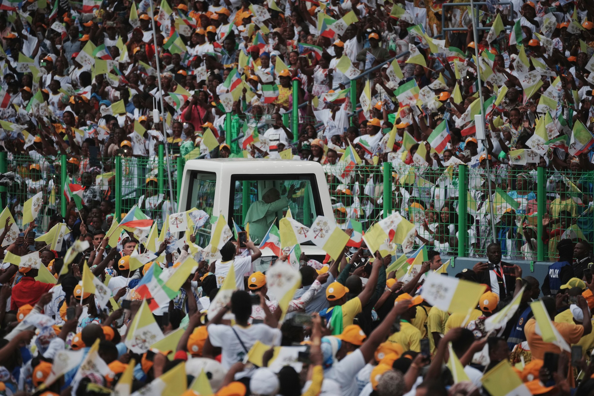 Pápež Lev XIV. máva veriacim z papamobilu.