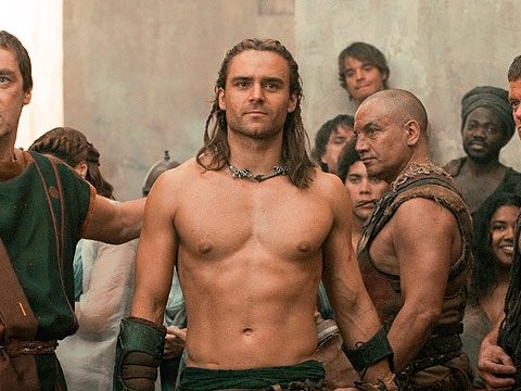 Seksowni gladiatorzy z serialu "Spartacus: Gods of the Arena" - Plejada.pl