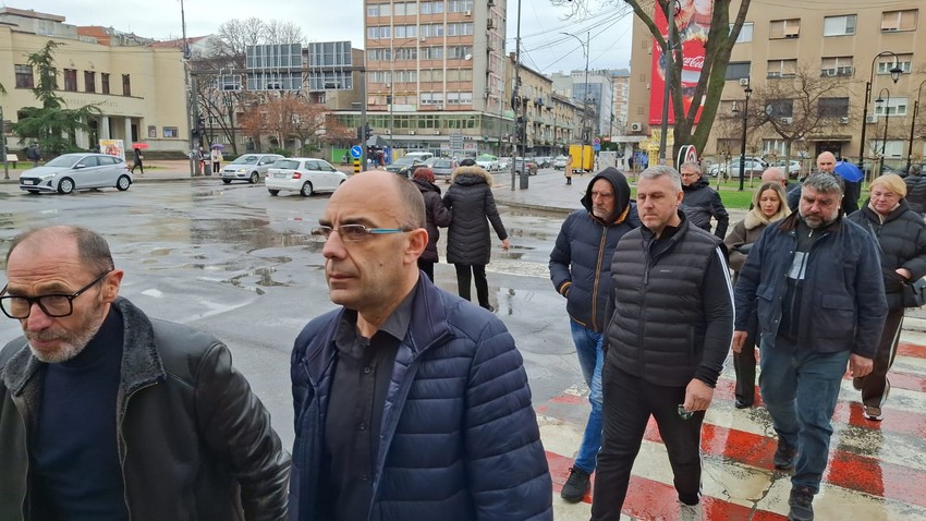 Dolazak roditelja ubijenog Andreja sa roditeljima iz Ribnikara, Dubone i Orašja u Viši sud u Nišu