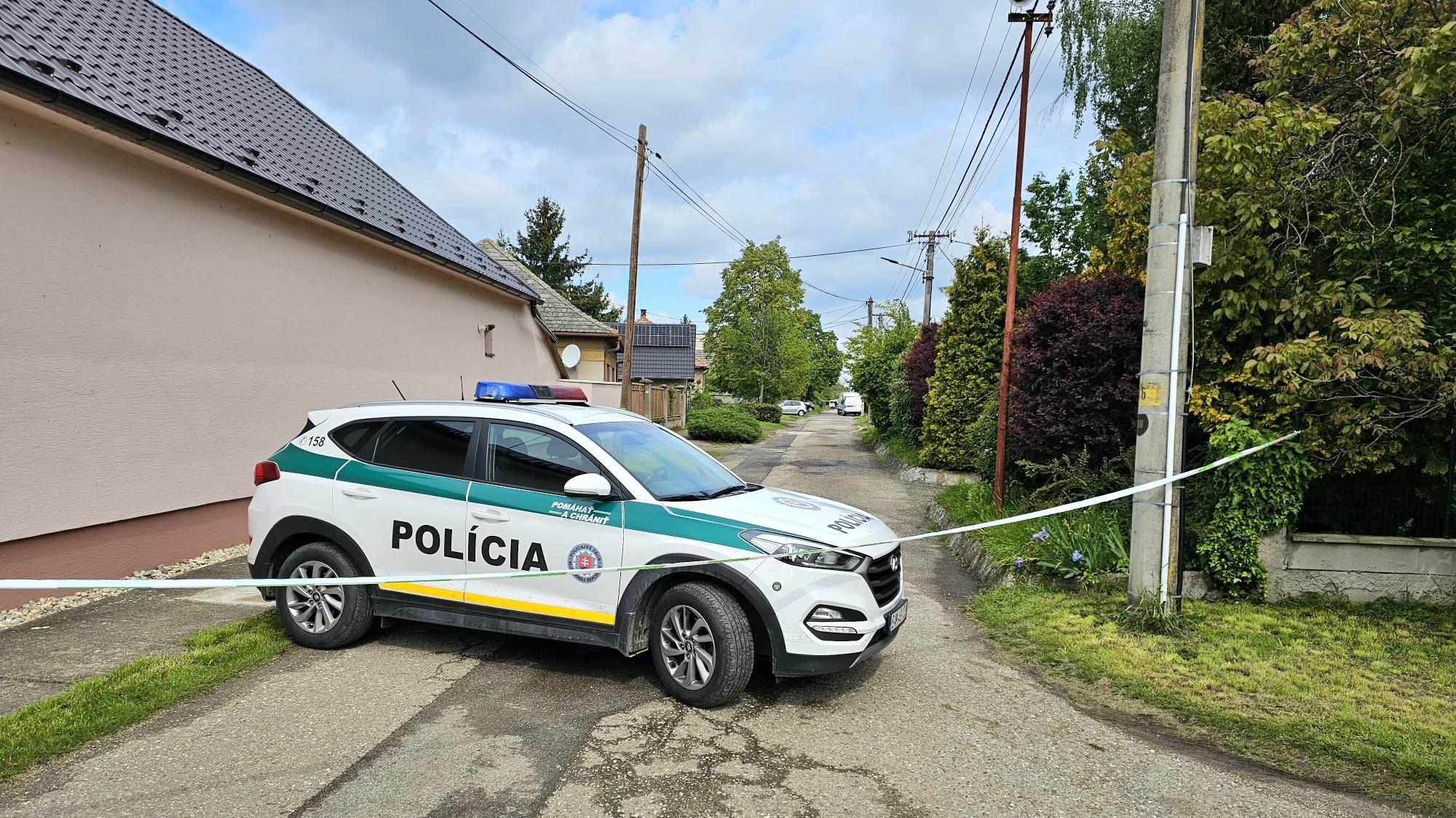 Policajné auto po vražde v Dlhej nad Váhom