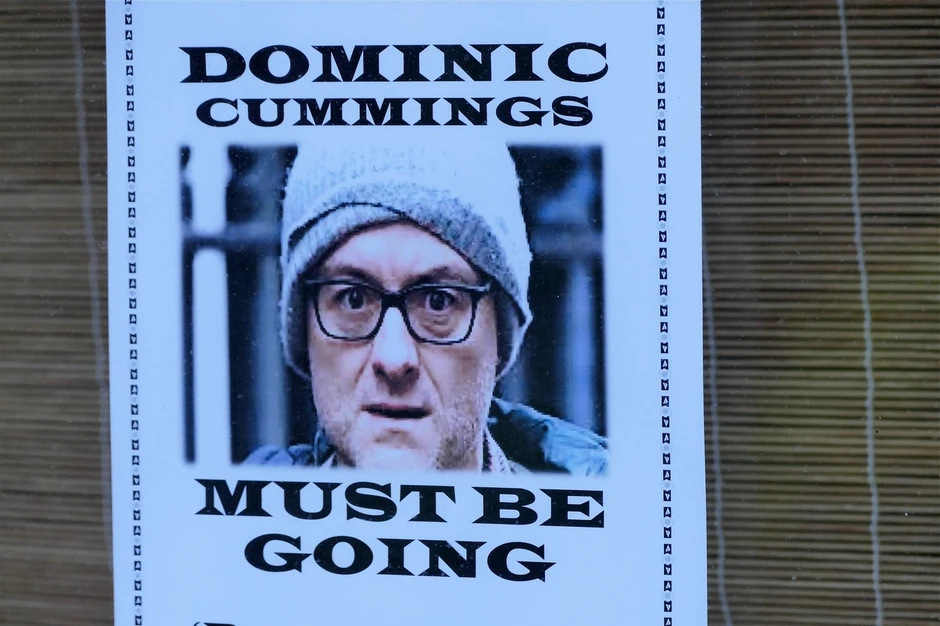 Protest na prozoru kuće u Berkširu: "Dominik Kamings mora da ode"