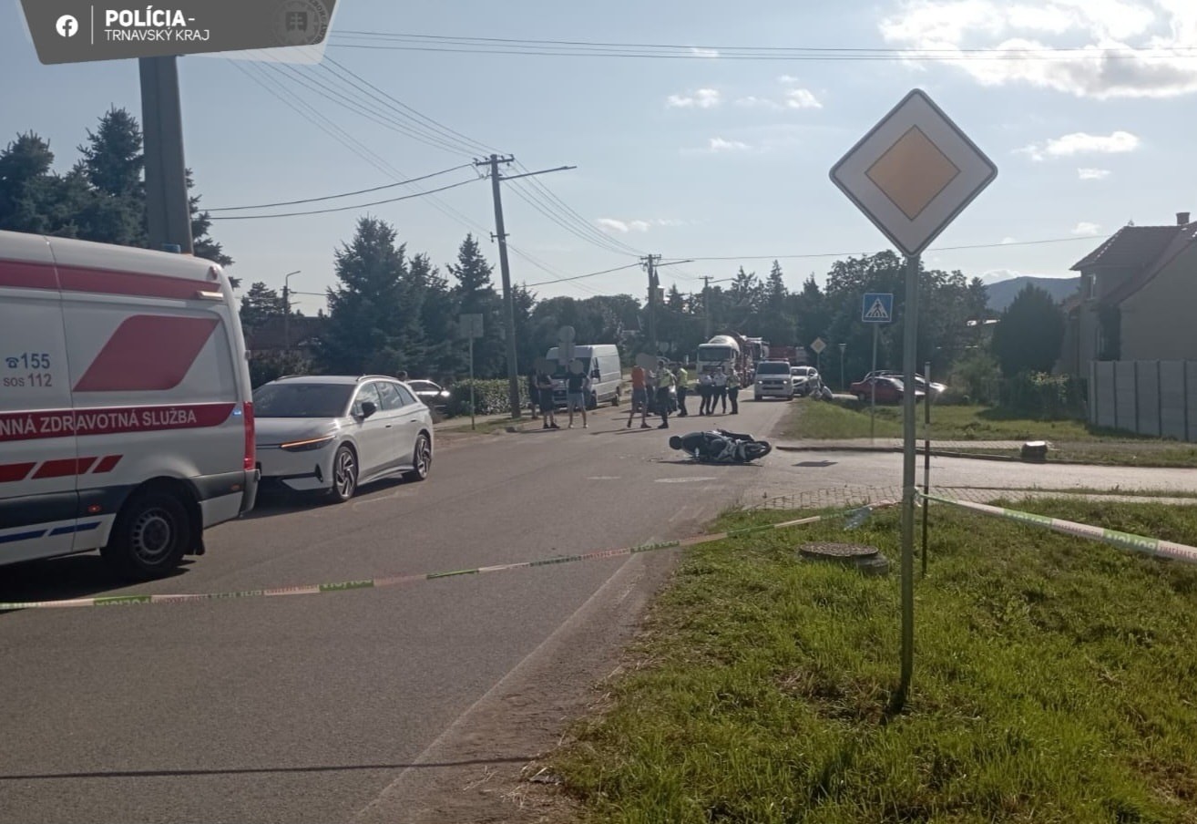 Trnavskí dopravní policajti sú na mieste vážnej dopravnej nehody osobného auta a motocykla, v obci Boleráz.