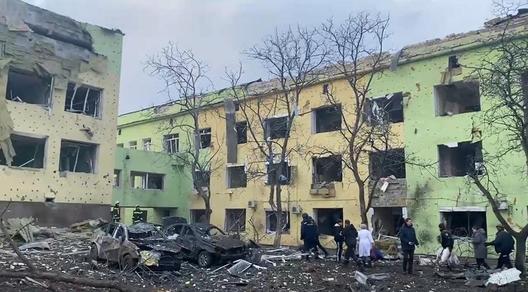 A mariupoli szülészeti klinika a bombázást követően