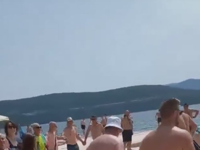 Turisti zaigrali kolo nasred plaže