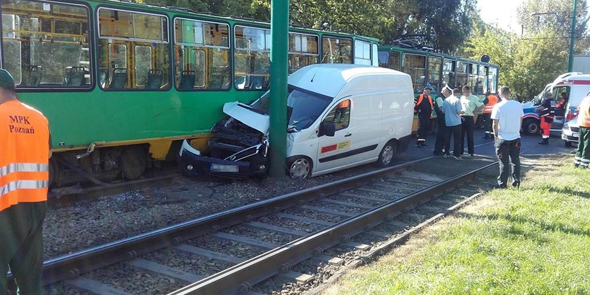 Samochód dostawczy wjechał pod tramwaj. Trudności na Starołęckiej!