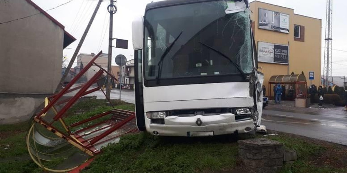 Autobus zmiótł przystanek. Wszystko przez oblodzenie drogi