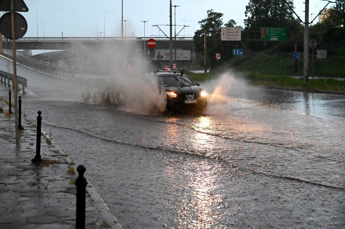 Niebezpieczna pogoda niemal nad całą Polską. Intensywne opady deszczu, burze i grad