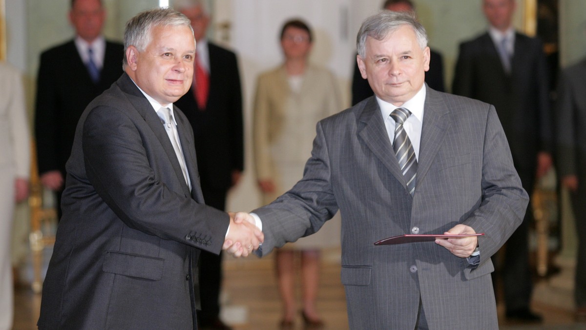 Jarosław Kaczyński odbiera nominację na premiera od prezydenta Lecha Kaczyńskiego