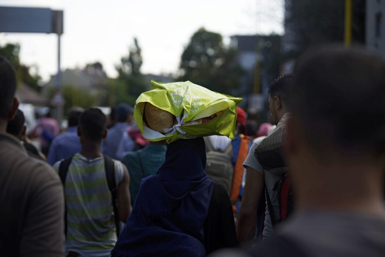 Imigranci opuszczają Budapeszt i idą w stronę Wiednia