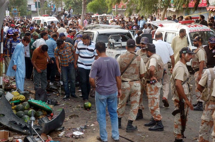 Miasto w Pakistanie, położone w południowej części kraju, nad Morzem Arabskim, na północnym skrawku delty Indusu. Stolica prowincji Sindh. Miasto jest centrum krajowego włókiennictwa (połowa państwowej branży). Rozwinięty jest tu także przemysł skórzany, obuwniczy, maszynowy i chemiczny. Są 2 rafinerie i huty żelaza.