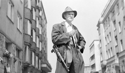 Superbohater po polsku. Stanisław Mikulski w marcu na antenie Kino Polska