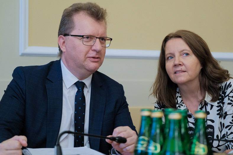 Piotr Babinetz (L) i Joanna Lichocka (P) podczas posiedzenia sejmowej Komisji Kultury i Środków Przekazu