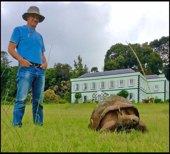 Veterinár Joe Hollins a korytnačí samec Jonathan. Záber pochádza z roku 2016, keď mal Jonathan 184 rokov.