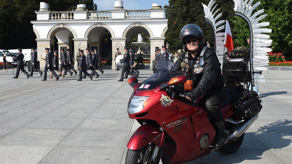 Kilkudziesięciu motocyklistów wyruszyło sprzed Grobu Nieznanego Żołnierza w Warszawie w XVI Międzynarodowym Rajdzie Katyńskim. W ciągu trzech tygodni jego uczestnicy mają pokonać blisko 6 tys. km.