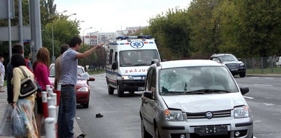 Wbiegł pod auto