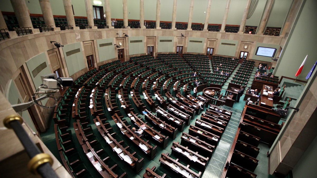 Rząd na rozpoczętym dziś po godz. 11 posiedzeniu zajmie się m.in. projektem zmian w Ordynacji podatkowej, mającym uniemożliwić zakładanie lokat, z których zyski nie są objęte 19-procentowym tzw. podatkiem Belki.